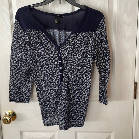 Adorable navy floral H&M top, medium, excellent preowned condition - Picture 5 of 12